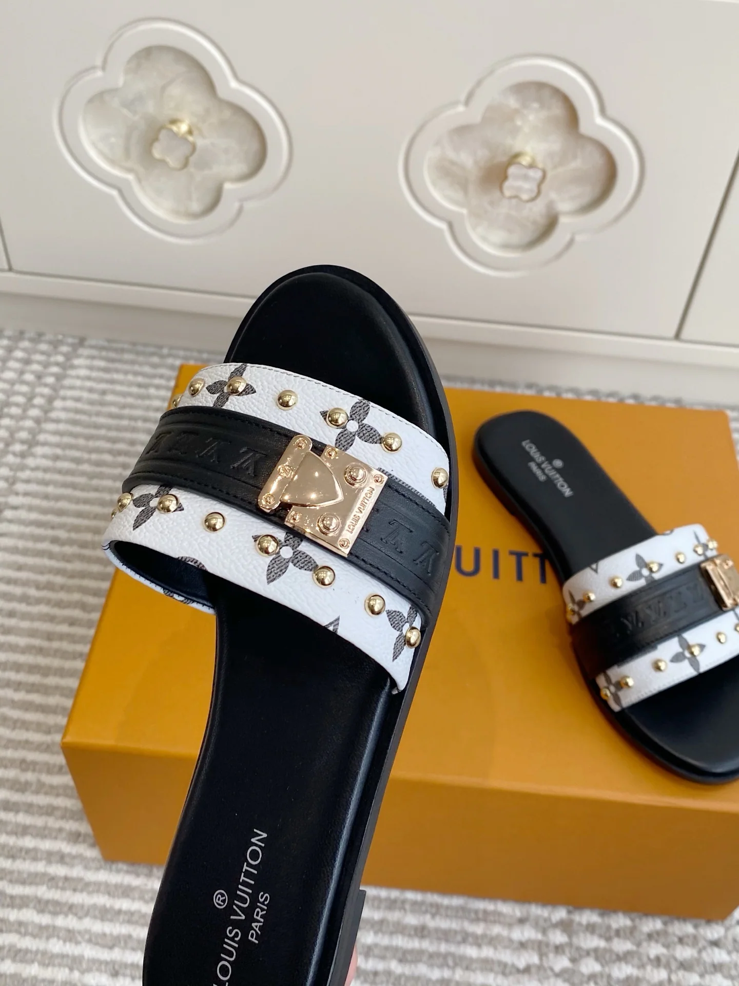 루이비통 리벳 락 버클 플랫 샌들 상세 이미지 7