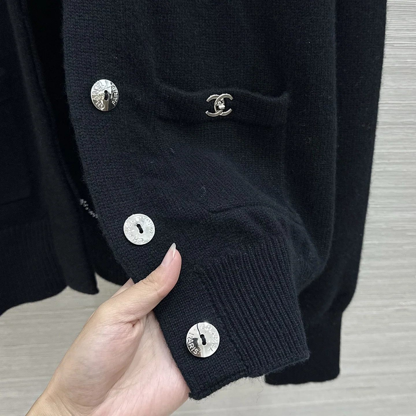 샤넬 골드 버튼 캐시미어 라운드넥 여성 가디건 상세 이미지 7