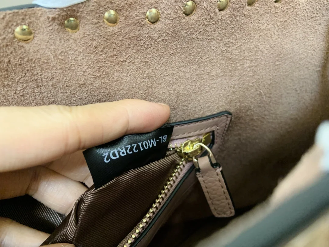 발렌티노 가라바니 락스터드 카프스킨 토트백 상세 이미지 9