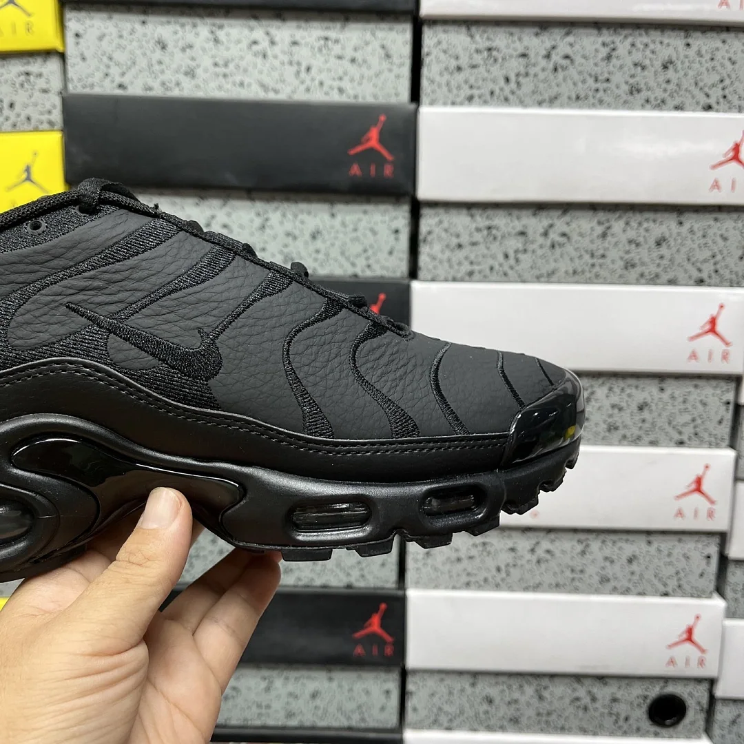 나이키 [DF] 에어 맥스 플러스 AJ2029-001 201706 Nike Air Max Plus Triple Black Leather 상세 이미지 3