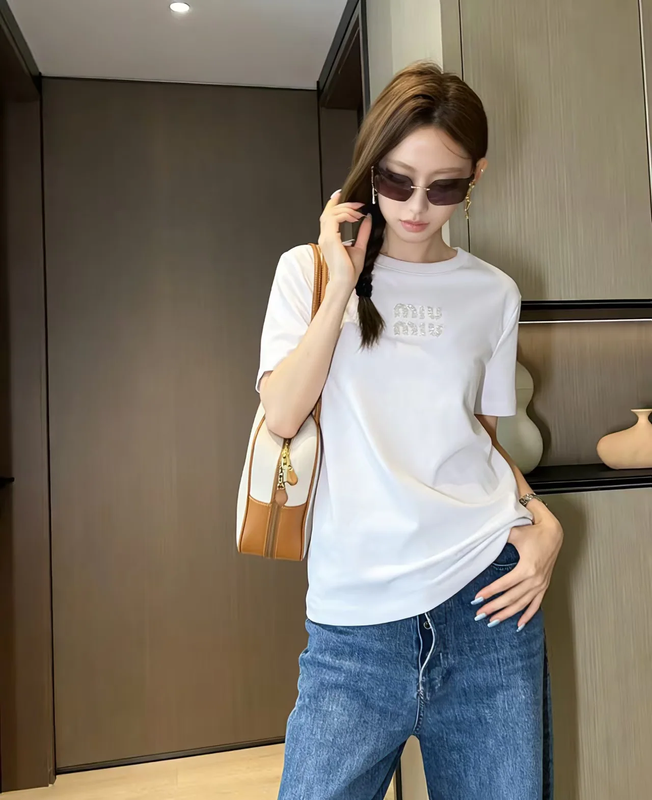 미우미우 스팽글 자수 로고 크루넥 반팔 티셔츠 24890