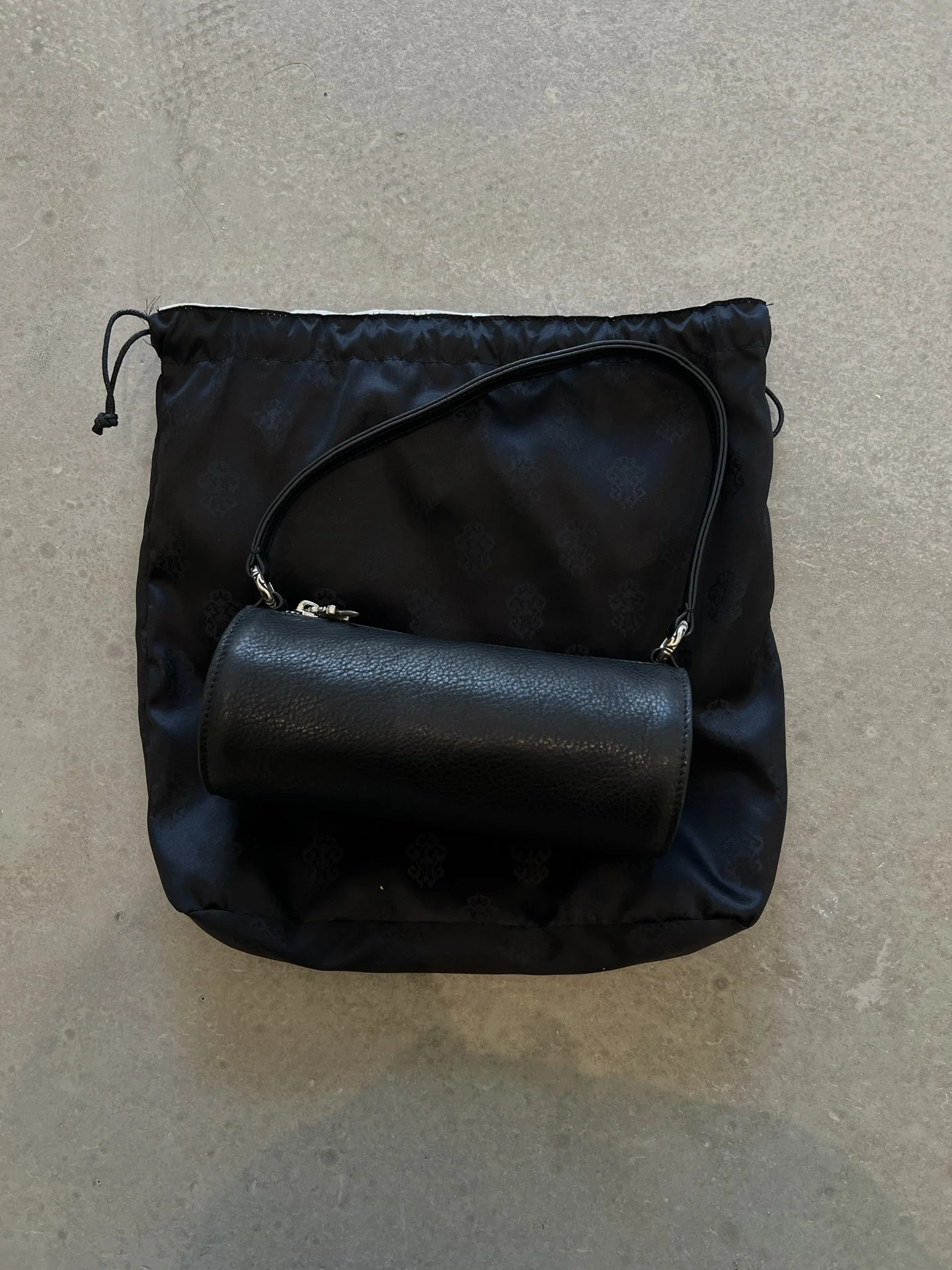 크롬하츠 925 소드 지퍼 블랙 원통형 가방 상세 이미지 2