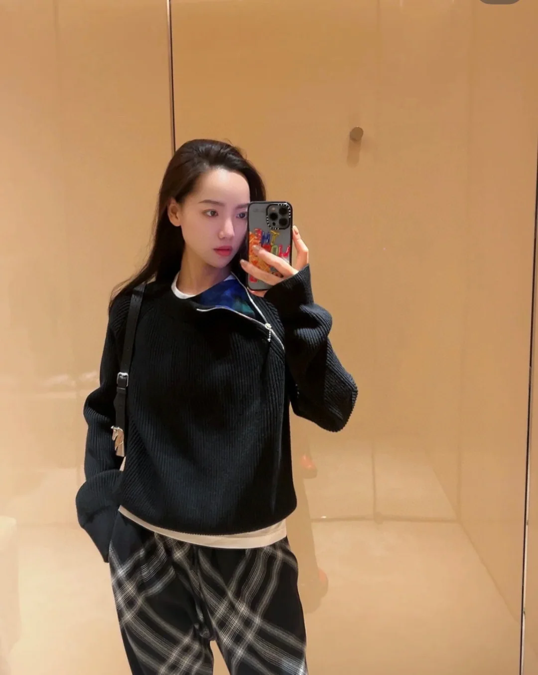 버버리 체스 그레인드 송아지가죽 숄더백 상세 이미지 4