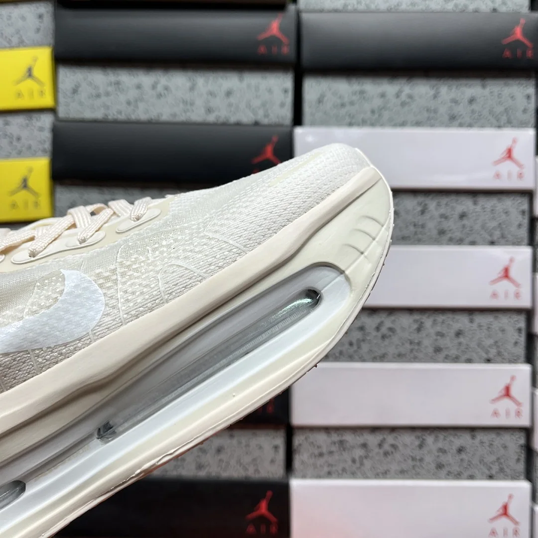 나이키 [CG] 보메로 프리미엄 IQ8102-100 202000 Nike Vomero Premium Chalk 상세 이미지 3