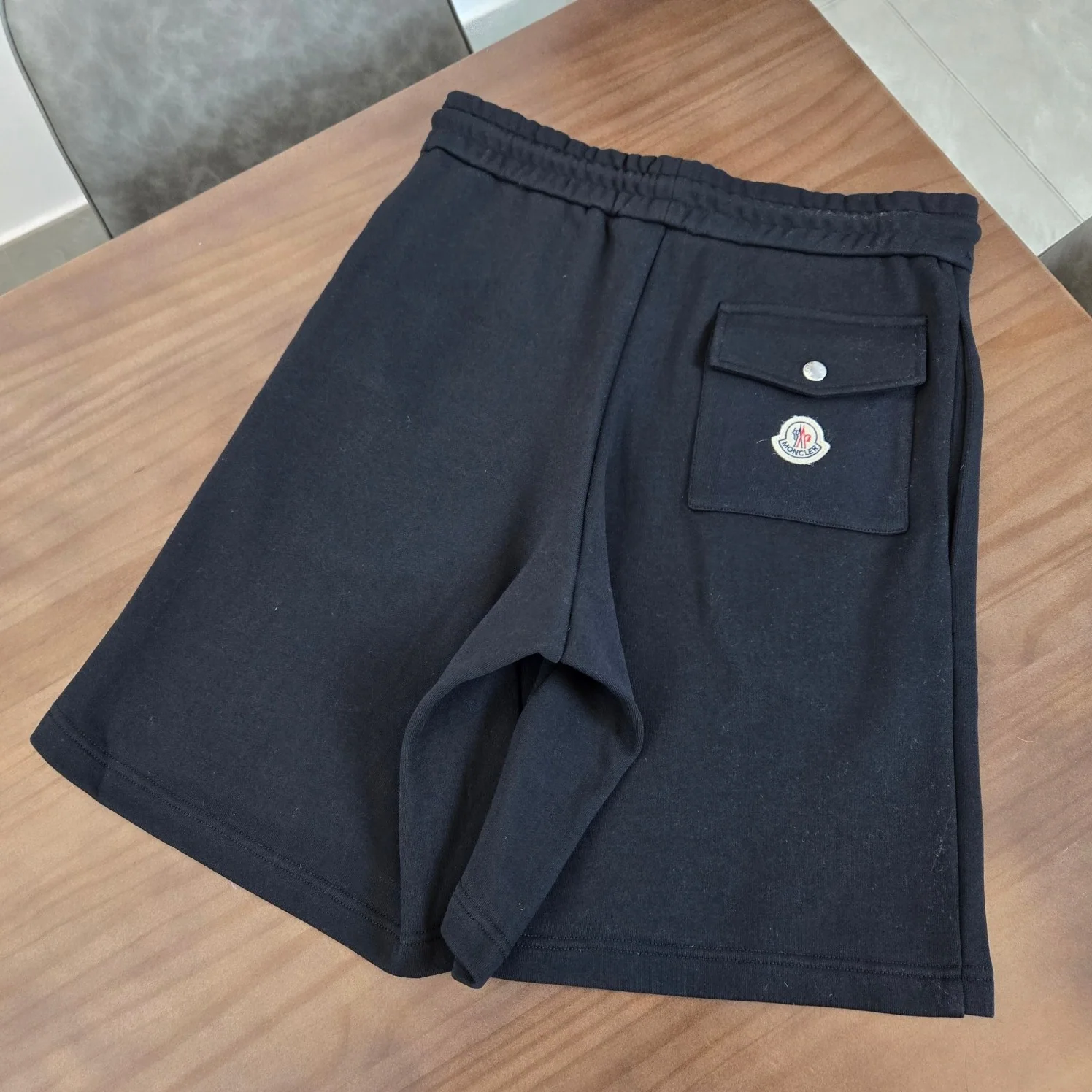 몽클레어 24 SS 발렌타인데이 로고 자수 면 플리스 남성 반바지 P200 상세 이미지 2