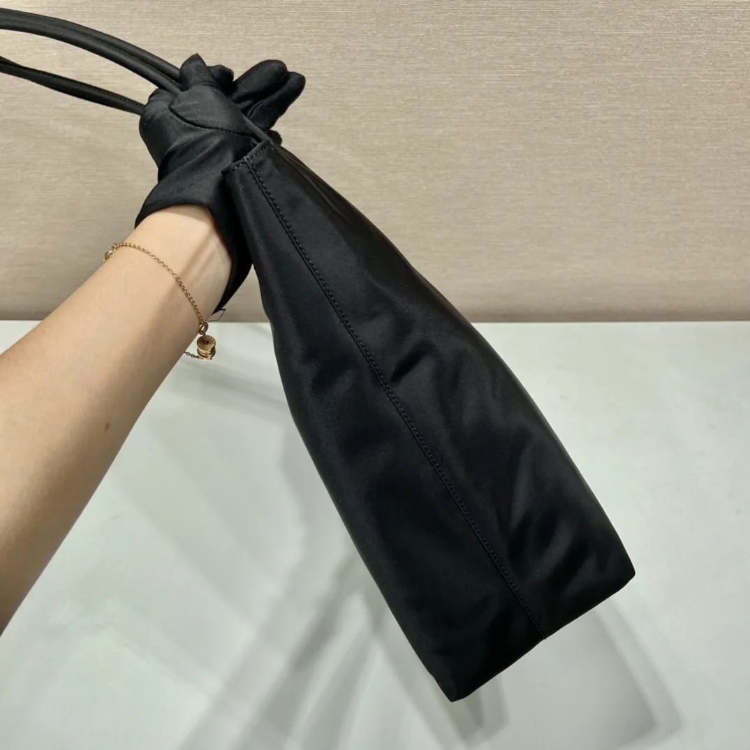 프라다 삼각 로고 나일론 토트백 상세 이미지 6