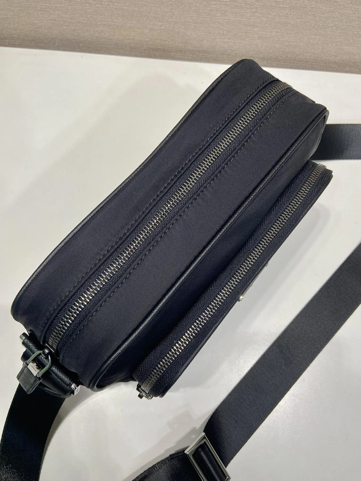 프라다 리사이클 나일론 사피아노 숄더백 2VH190 상세 이미지 6
