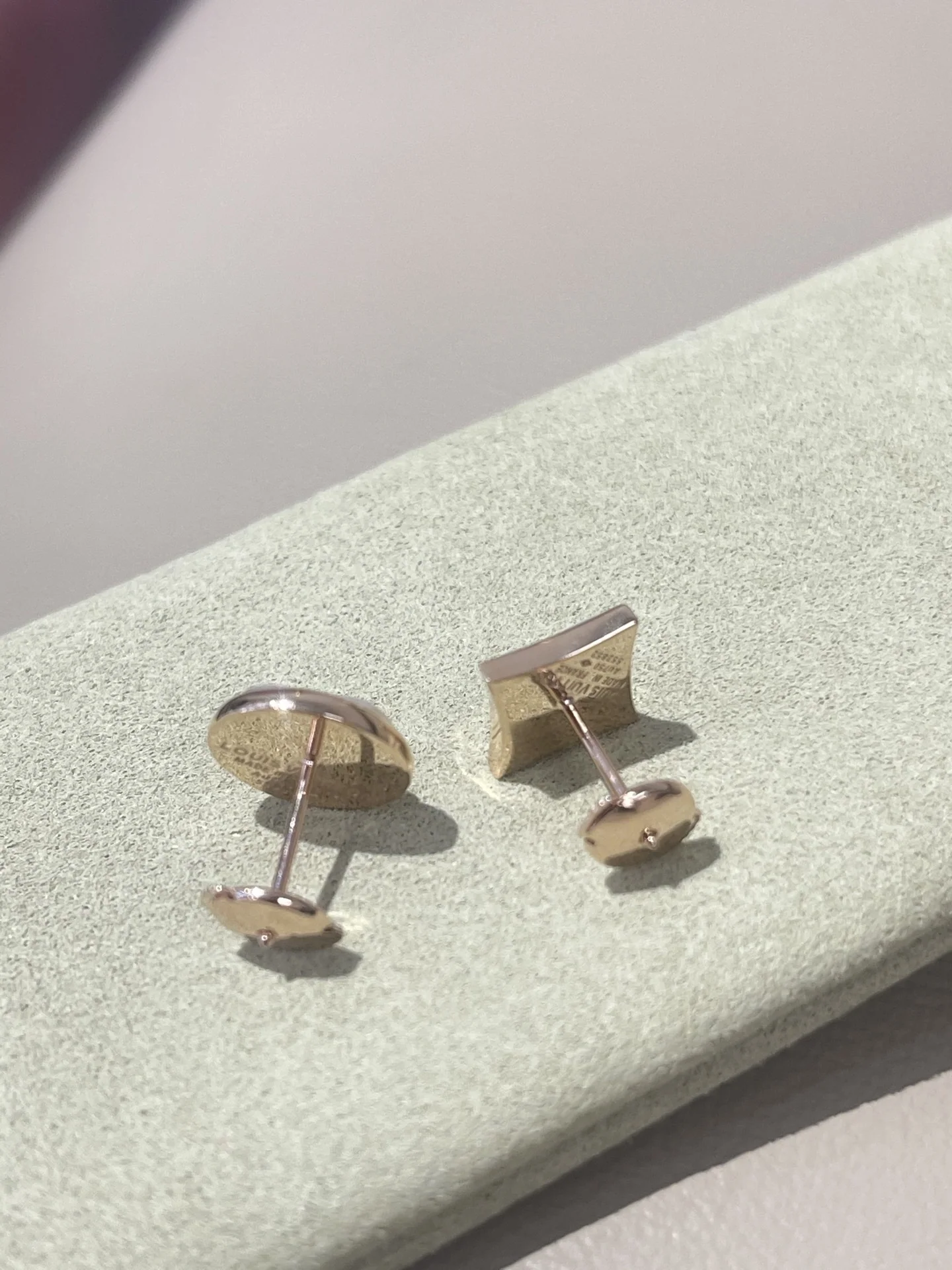 루이비통 18 K 골드 화이트 셸 귀걸이 상세 이미지 8