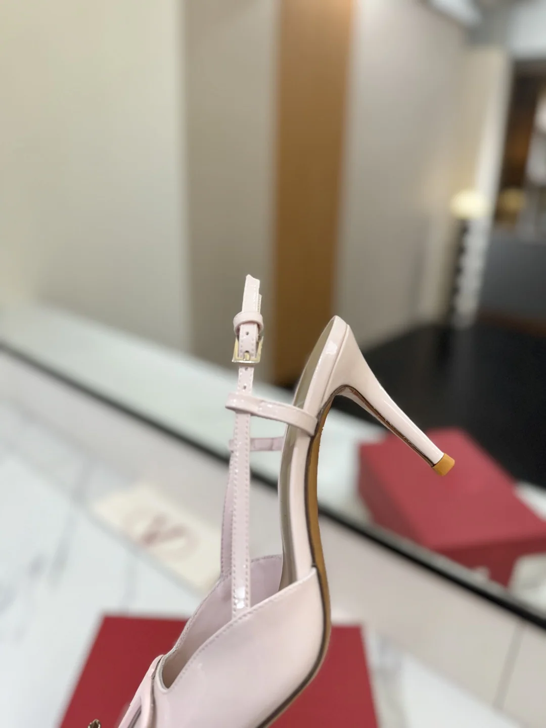 발렌티노 V 버클 에나멜 샌들 상세 이미지 7