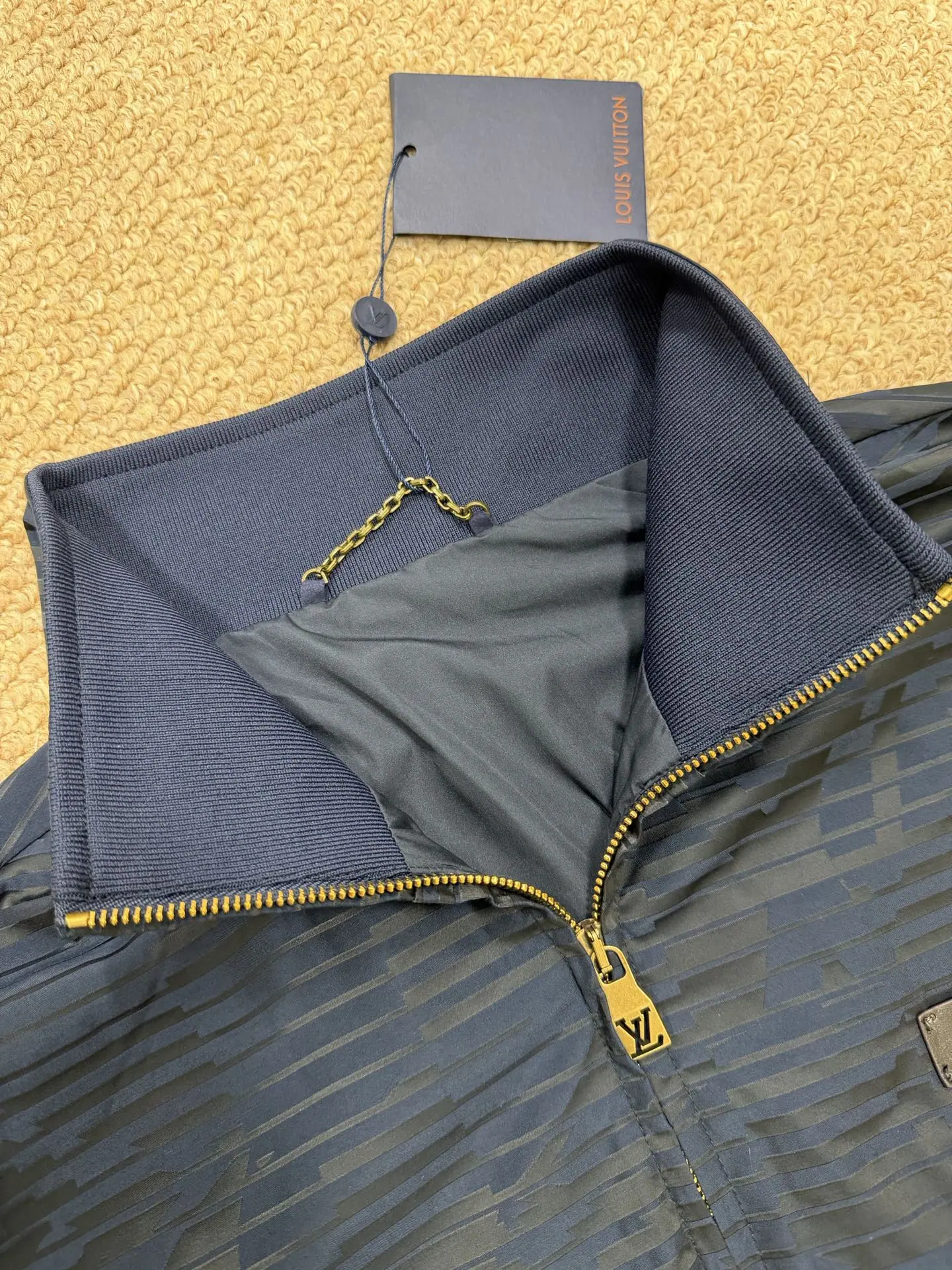 루이비통 다크 패턴 자카드 스탠드 카라 지퍼 자켓 상세 이미지 9
