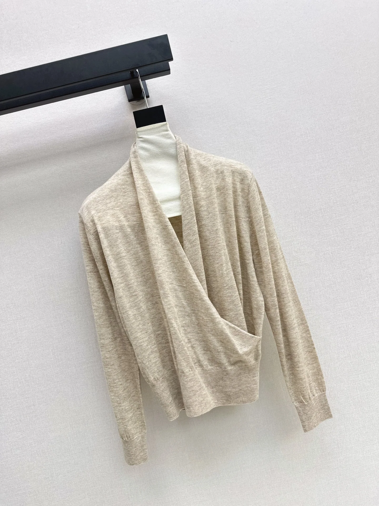 디올 울 크로스오버 V넥 긴팔 티셔츠 상세 이미지 2