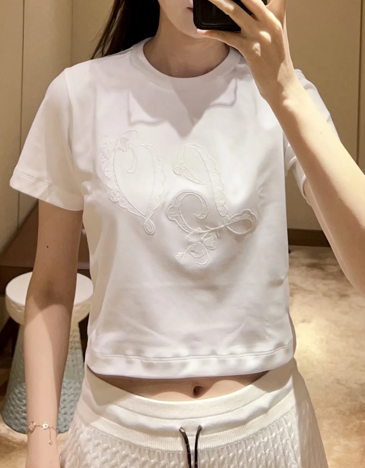 루이비통 자수 크롭 반팔 티셔츠 상세 이미지 6
