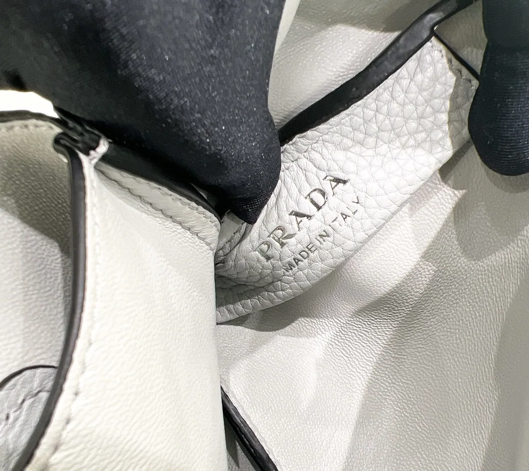 프라다 카프스킨 더블 핸들 토트백 1BA349 상세 이미지 9