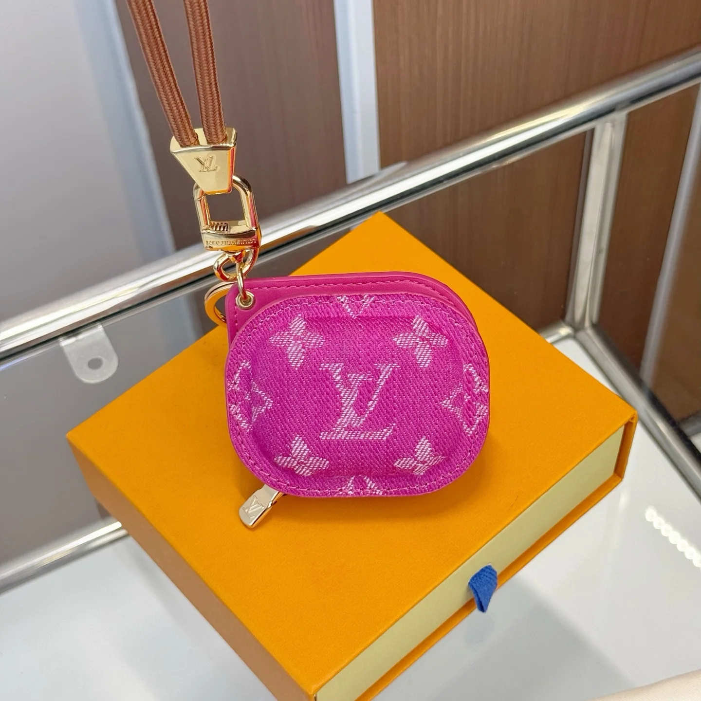 루이비통 LV 튠 이어폰 케이스 키링 상세 이미지 3