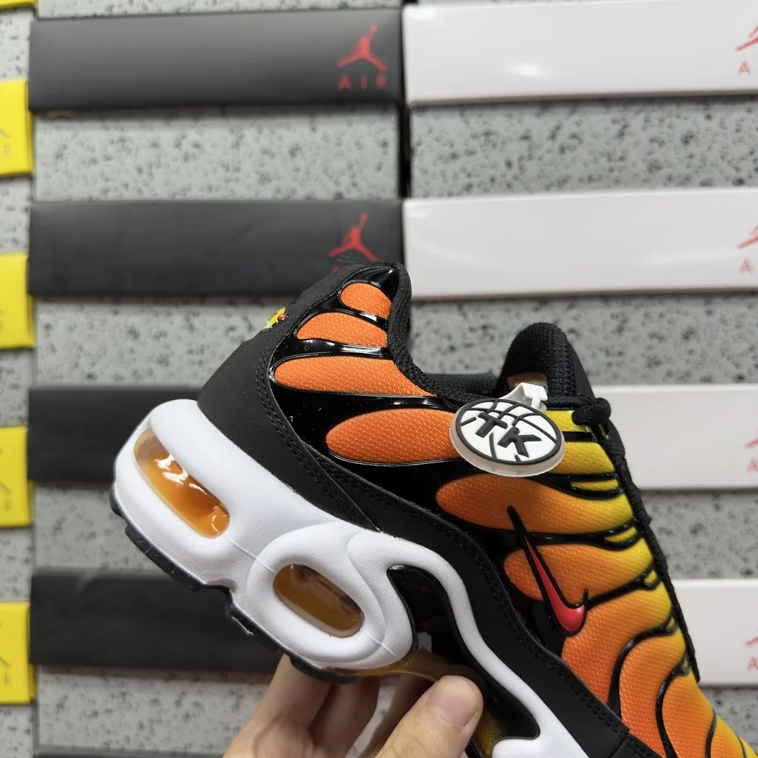 나이키 [TK] 에어 맥스 플러스 블랙 오렌지 화이트 HF0552-001 201974 Nike Air Max Plus Sunset 상세 이미지 3