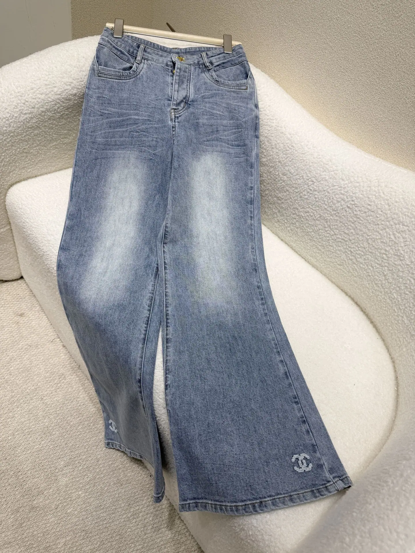 샤넬 자수 로고 플레어 데님 여성 바지 상세 이미지 1
