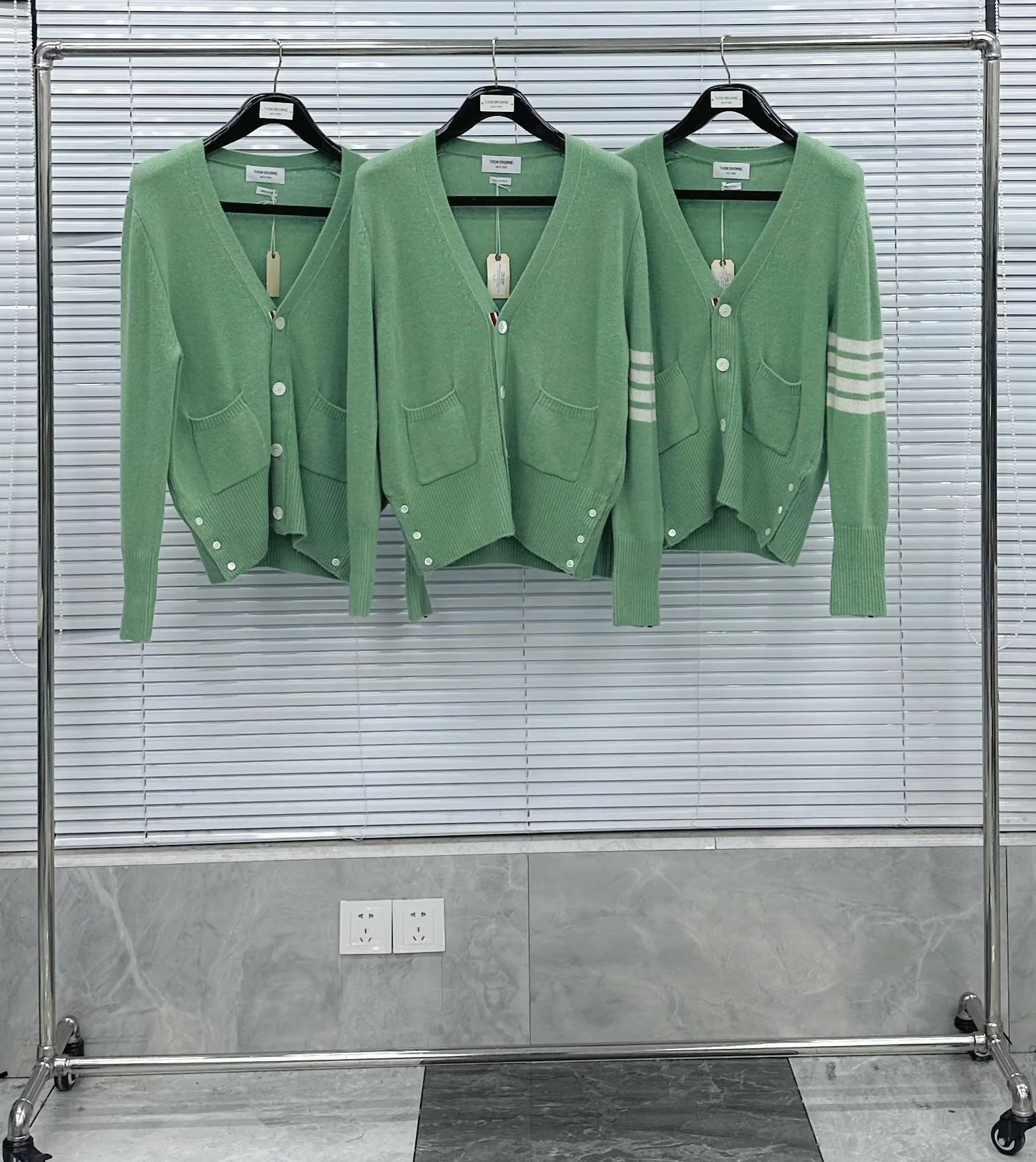 톰브라운 울 가디건 143032