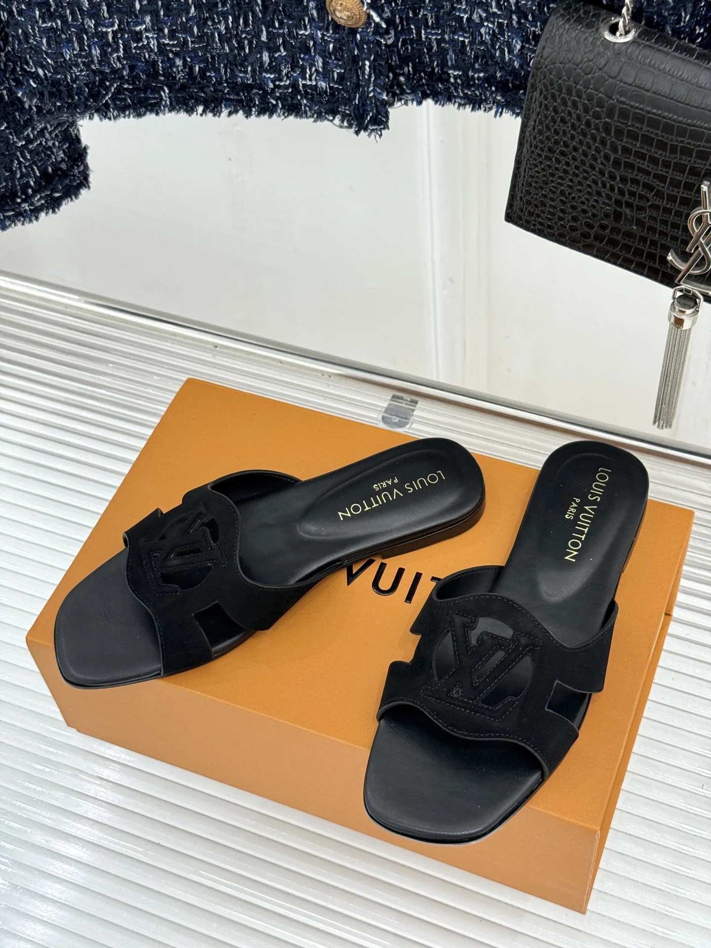 루이비통 누각 플랫 청키 힐 샌들 상세 이미지 2