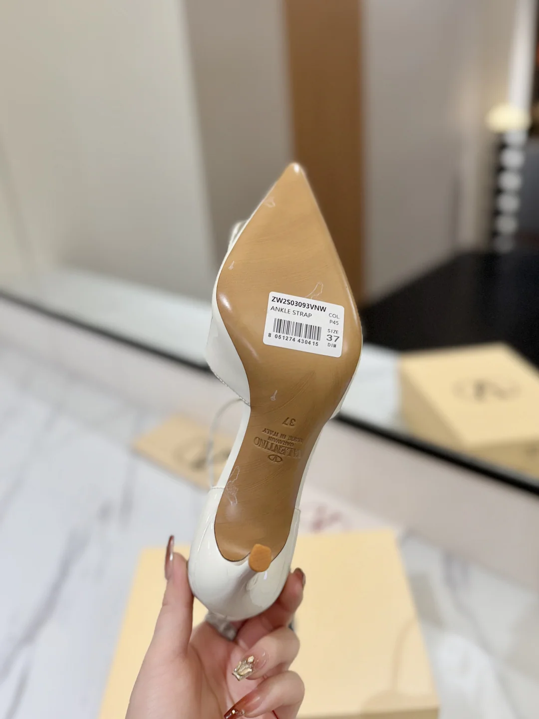 발렌티노 뾰족 앞코 하이힐 샌들 V 버클 샌들 상세 이미지 9