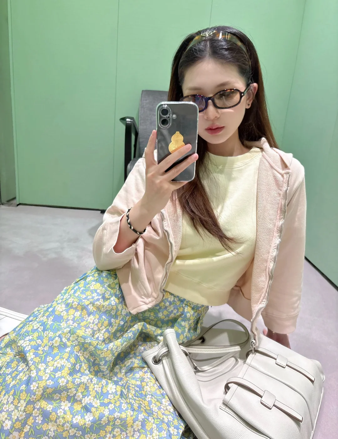 프라다 크림옐로우 자수 로고 여성 반팔 티셔츠 상세 이미지 3