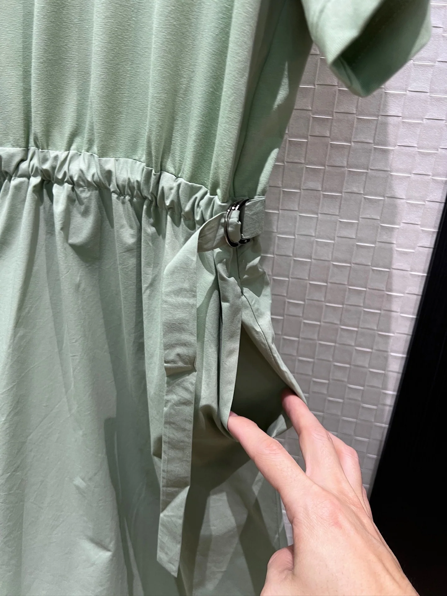 몽클레어 패치워크 드로스트링 허리 반팔 원피스 상세 이미지 6
