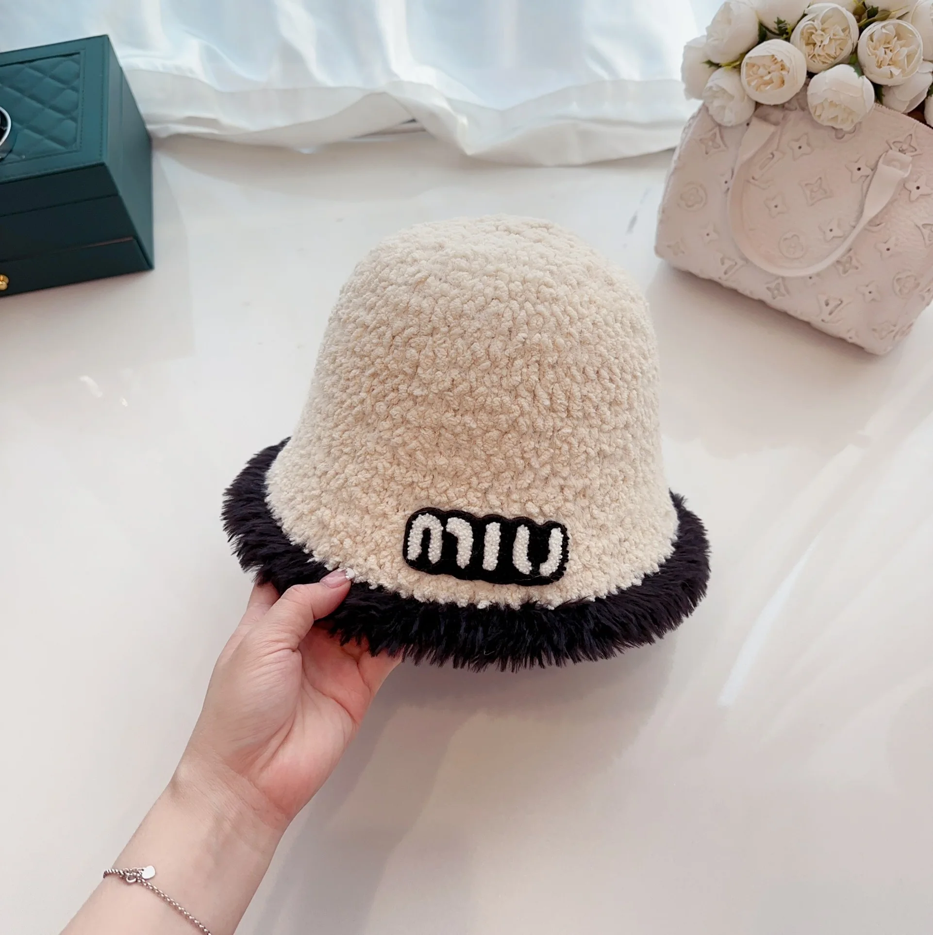 미우미우 모자 81139 Miu Miu Cap 상세 이미지 2