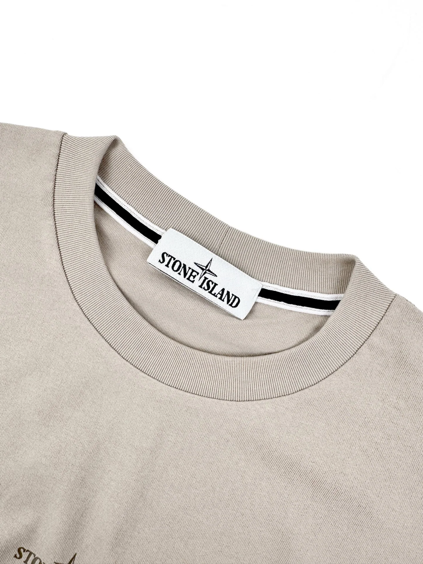 스톤아일랜드 배지 프린트 남성 반팔 티셔츠 상세 이미지 3