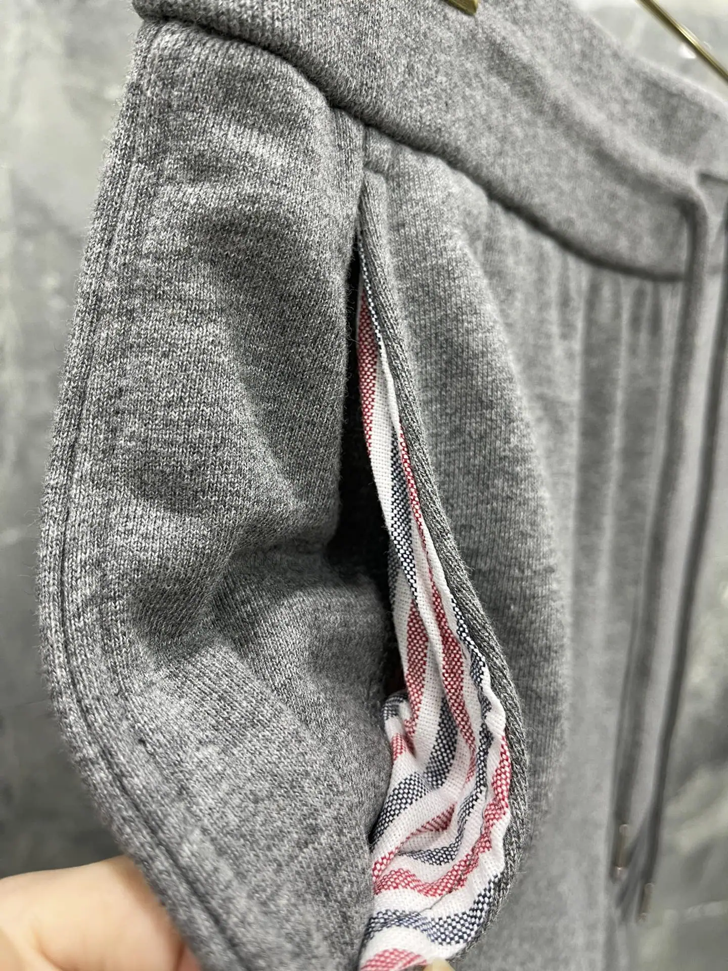 톰브라운 컬러 블록 코튼 남성 반바지 상세 이미지 4