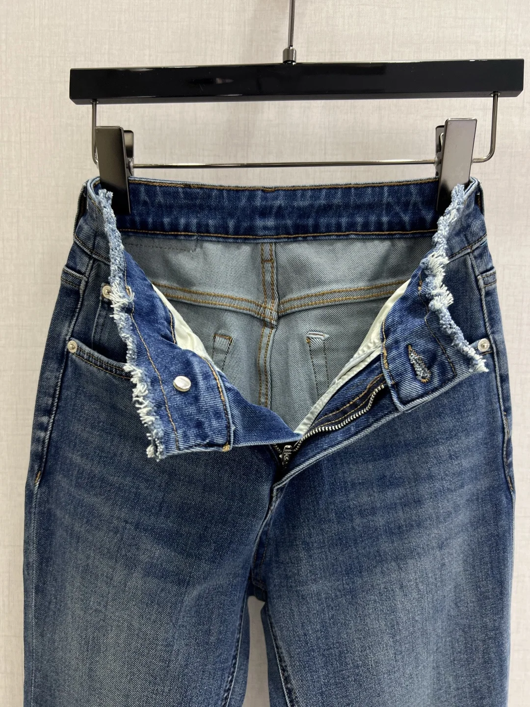 루이비통 자수 로고 플레어 데님 여성 바지 상세 이미지 2