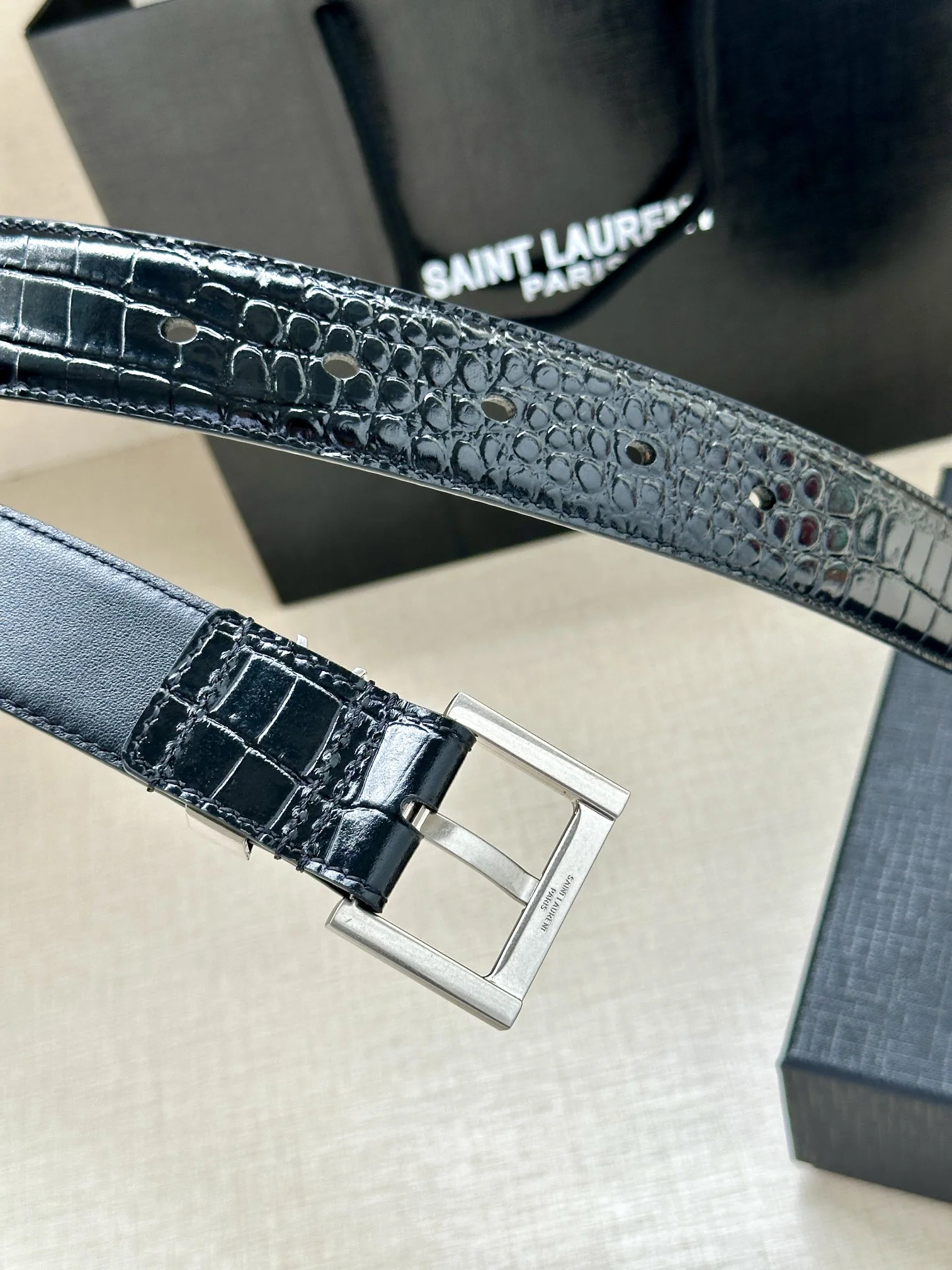 생로랑 YSL 모노그램 크로커다일 엠보싱 가죽 스퀘어 버클 벨트 상세 이미지 6