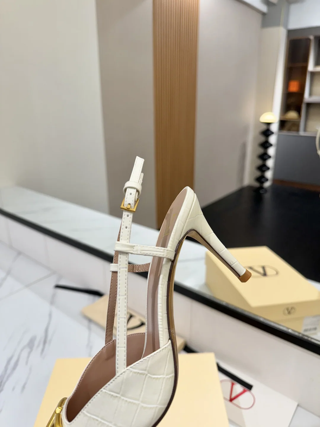 발렌티노 V로고 버클 하이힐 샌들 상세 이미지 8