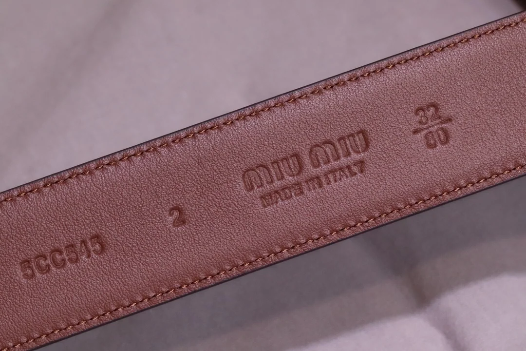 미우미우 각인 로고 수입 송아지가죽 벨트 상세 이미지 6