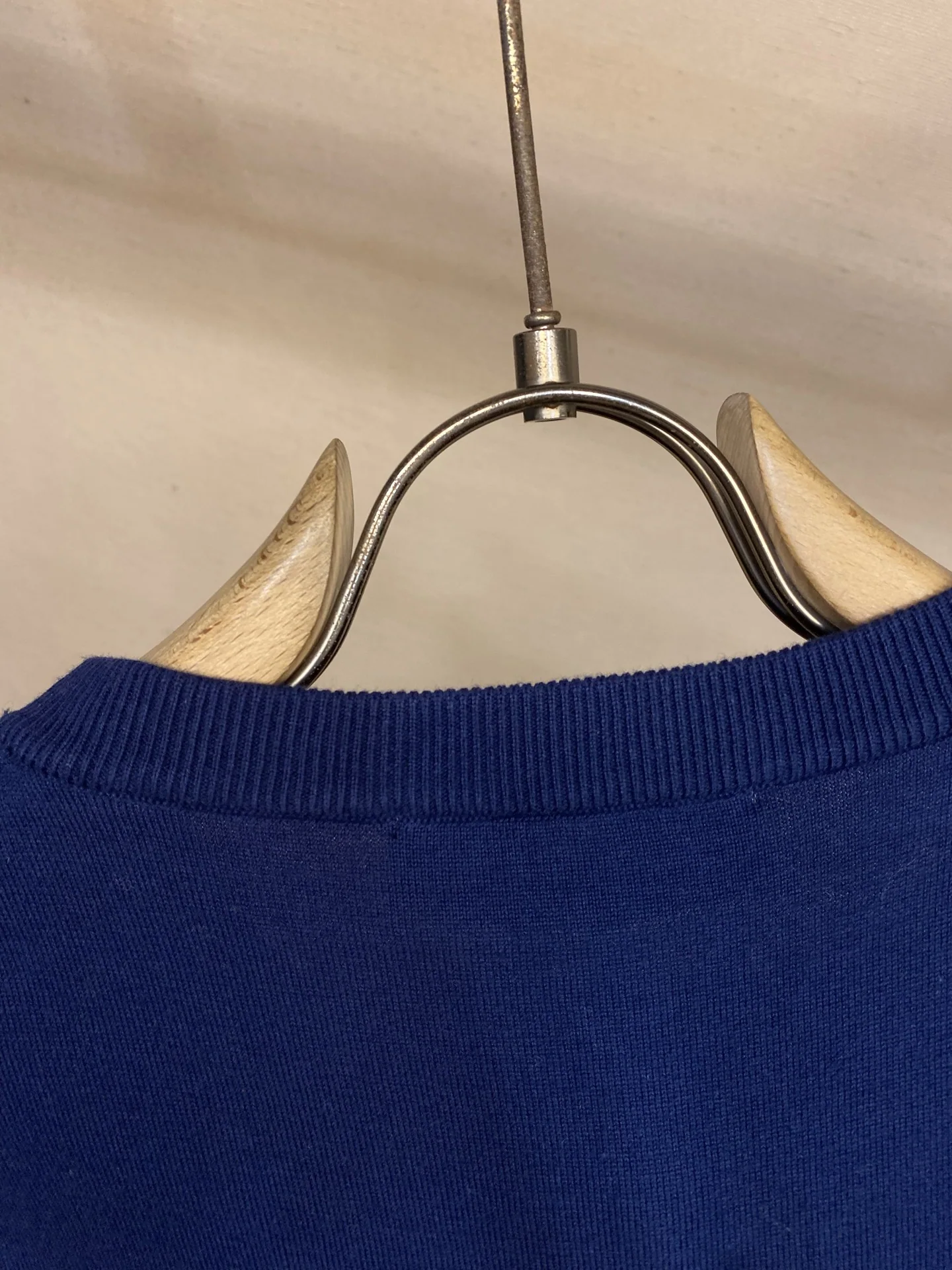 루이비통 레터 가죽 라벨 니트 반팔 티셔츠 상세 이미지 9