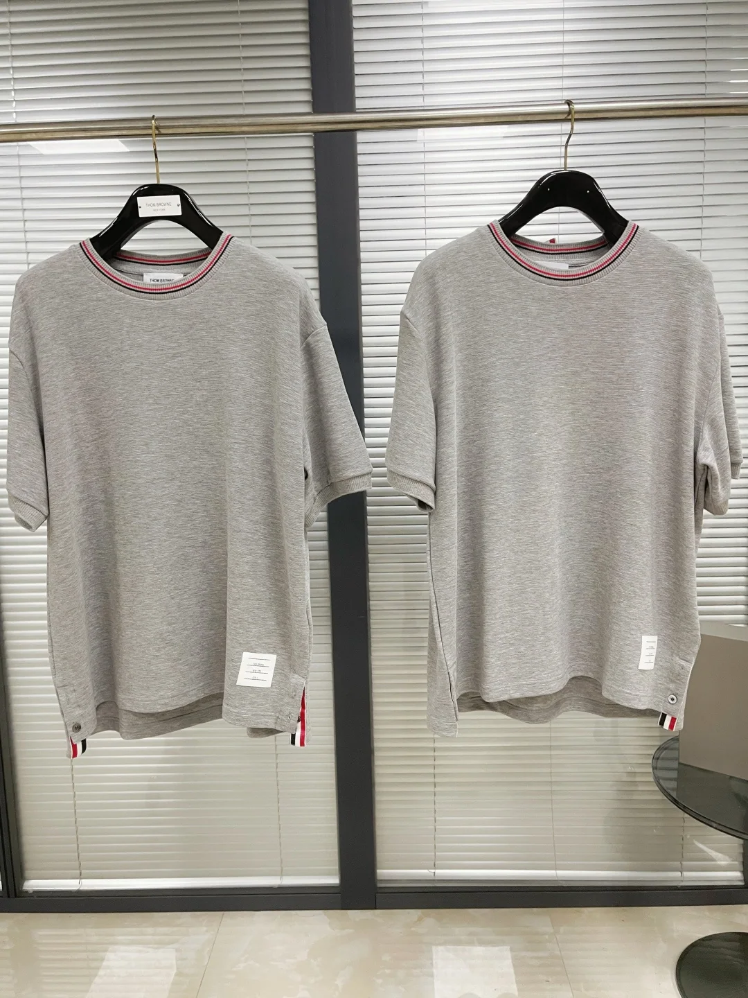 톰브라운 남성 반팔 상세 이미지 2