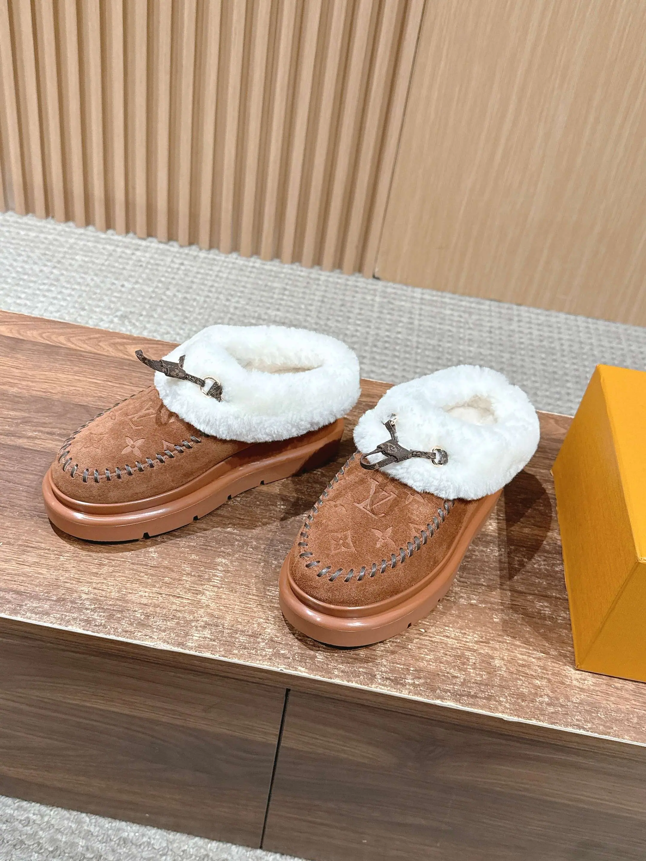 루이비통 모노그램 엠보싱 스웨이드 로퍼 상세 이미지 2