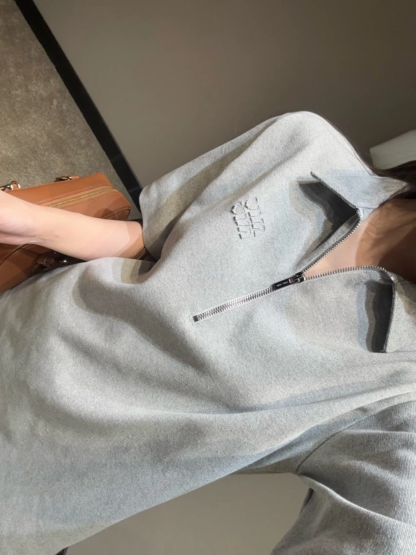 미우미우 그레이 엠보 로고 반팔 폴로셔츠 상세 이미지 5