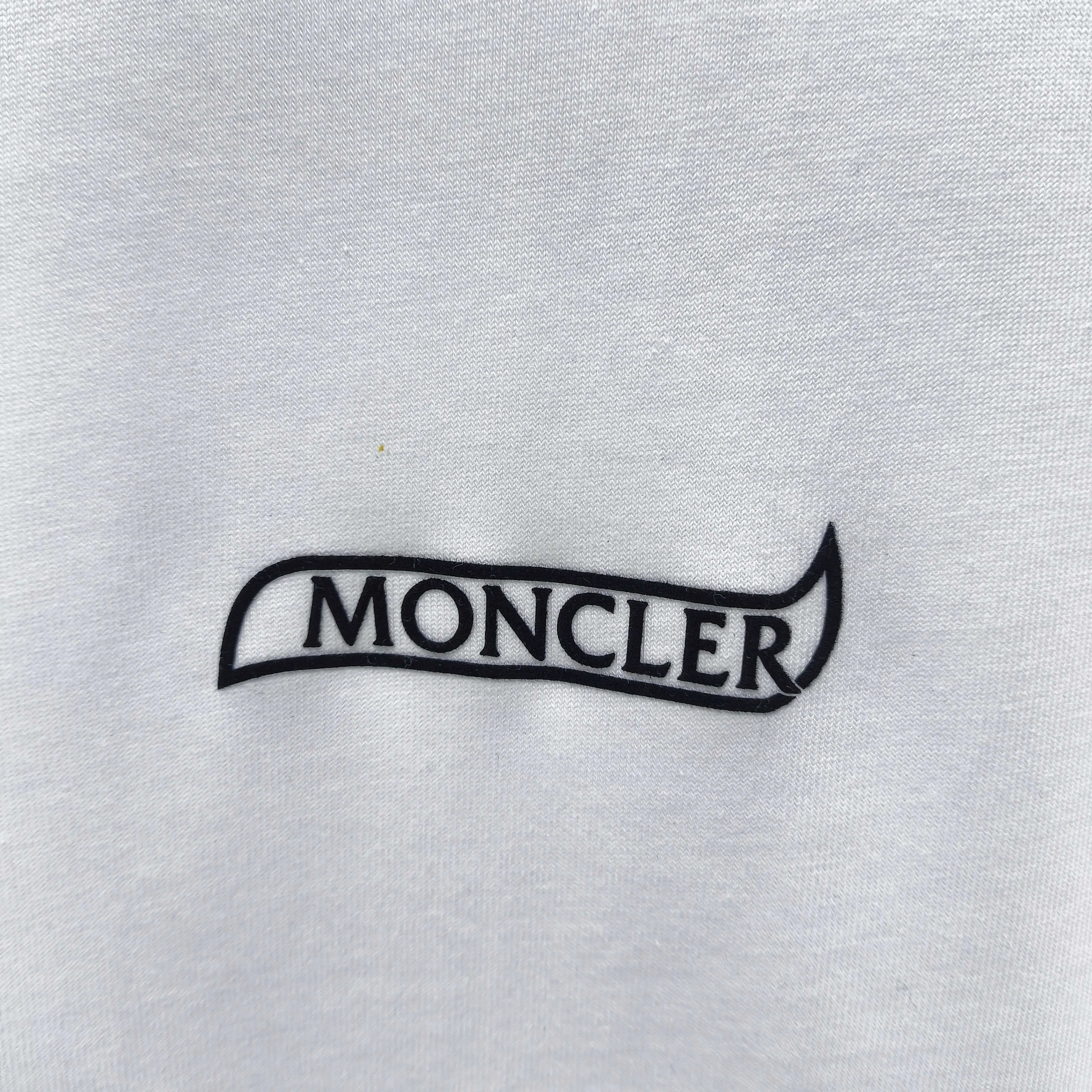 몽클레어 플로키 가공 레터 프린트 여성 반팔 티셔츠 상세 이미지 4