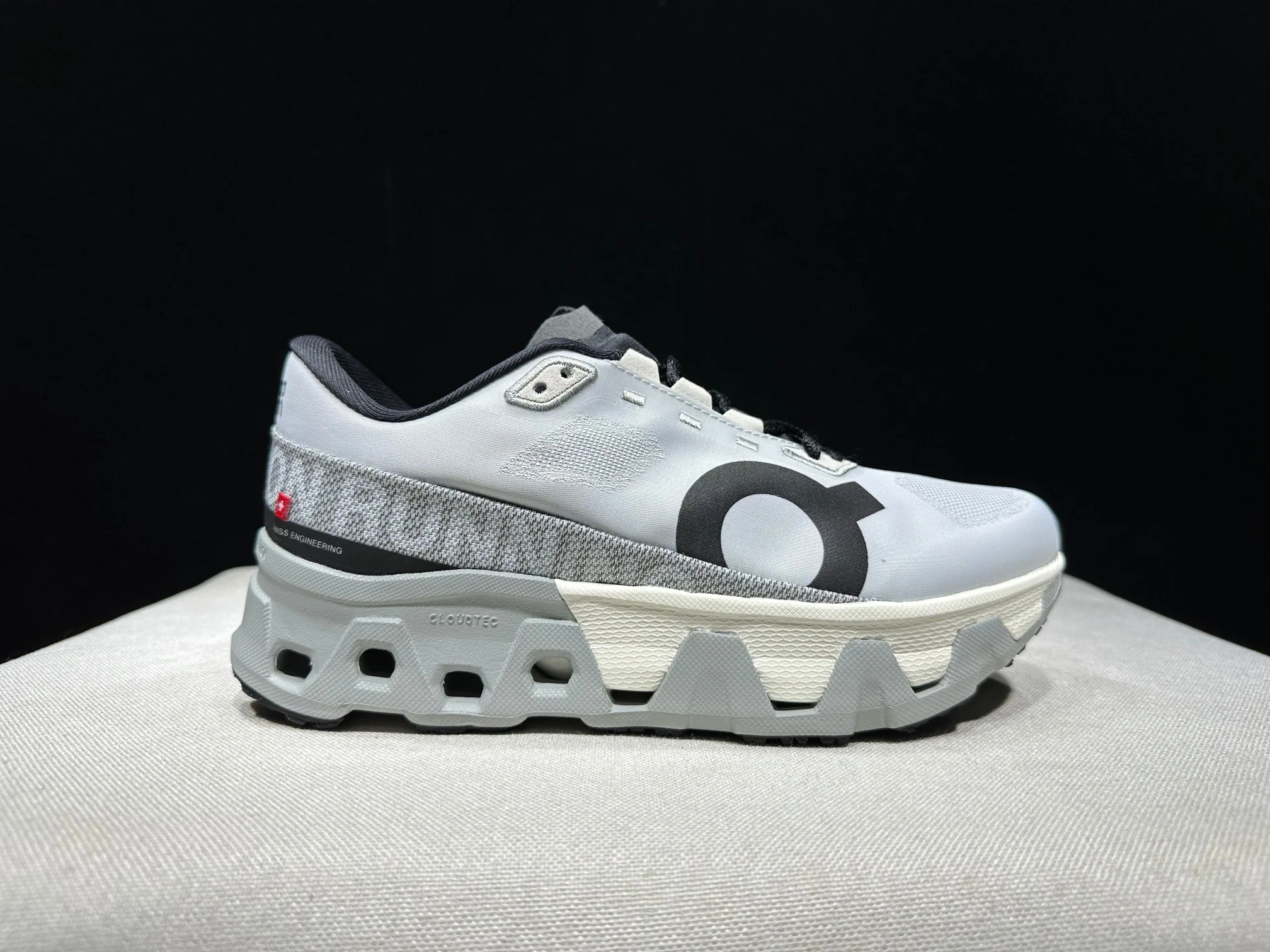 ON Cloudmonster 로우컷 경량 쿠션 러닝화 102768