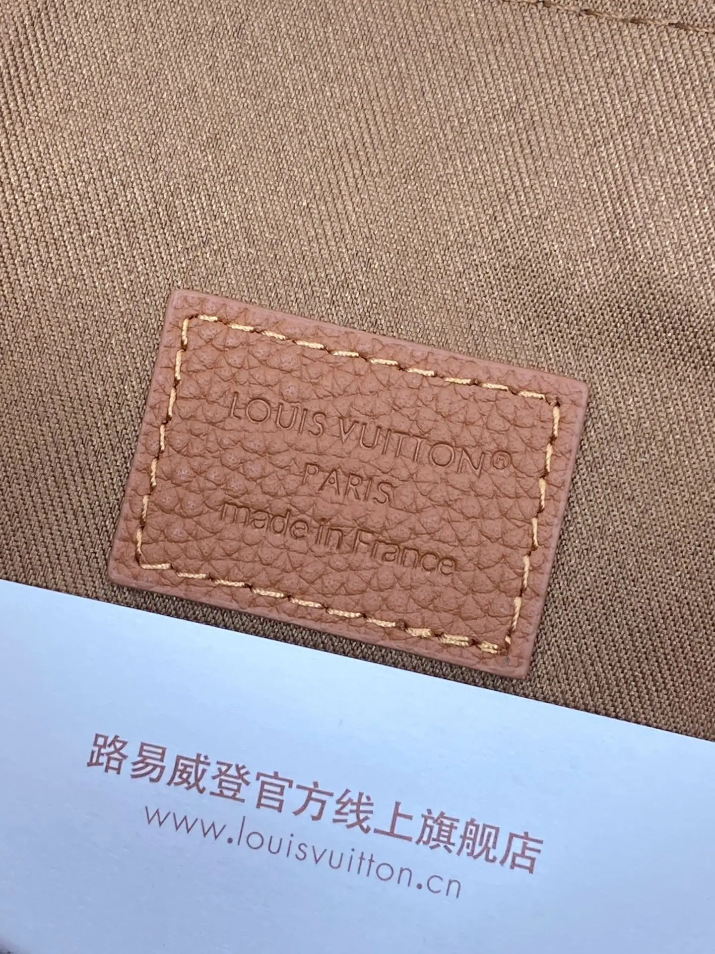 루이비통 엠보싱 로고 탄칩 테이크오프 클러치 M25955 가방 상세 이미지 6