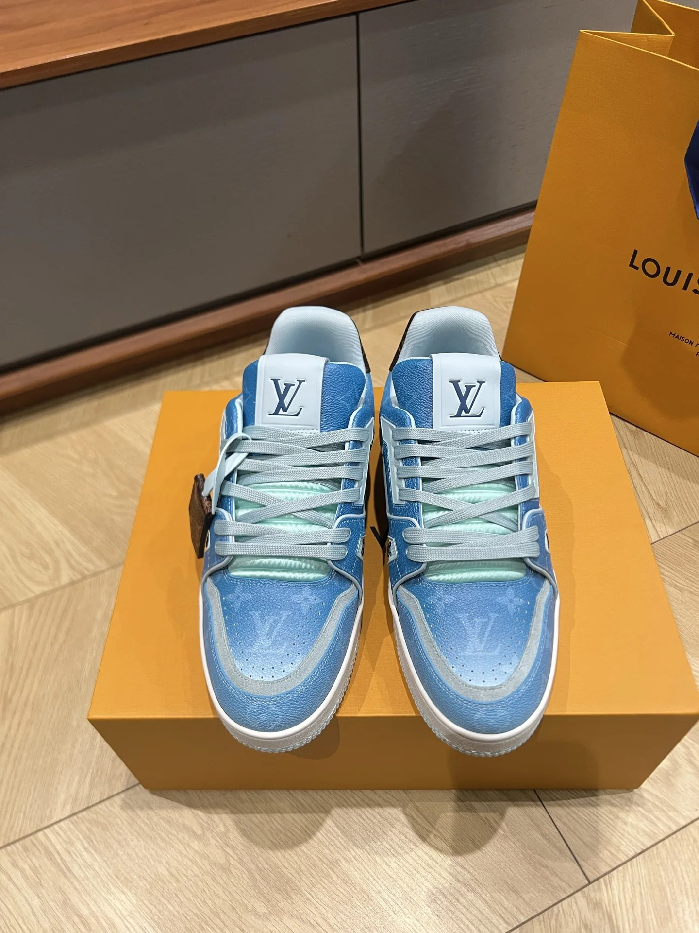 루이비통 LV 26 데님 트레이너 신발 상세 이미지 2