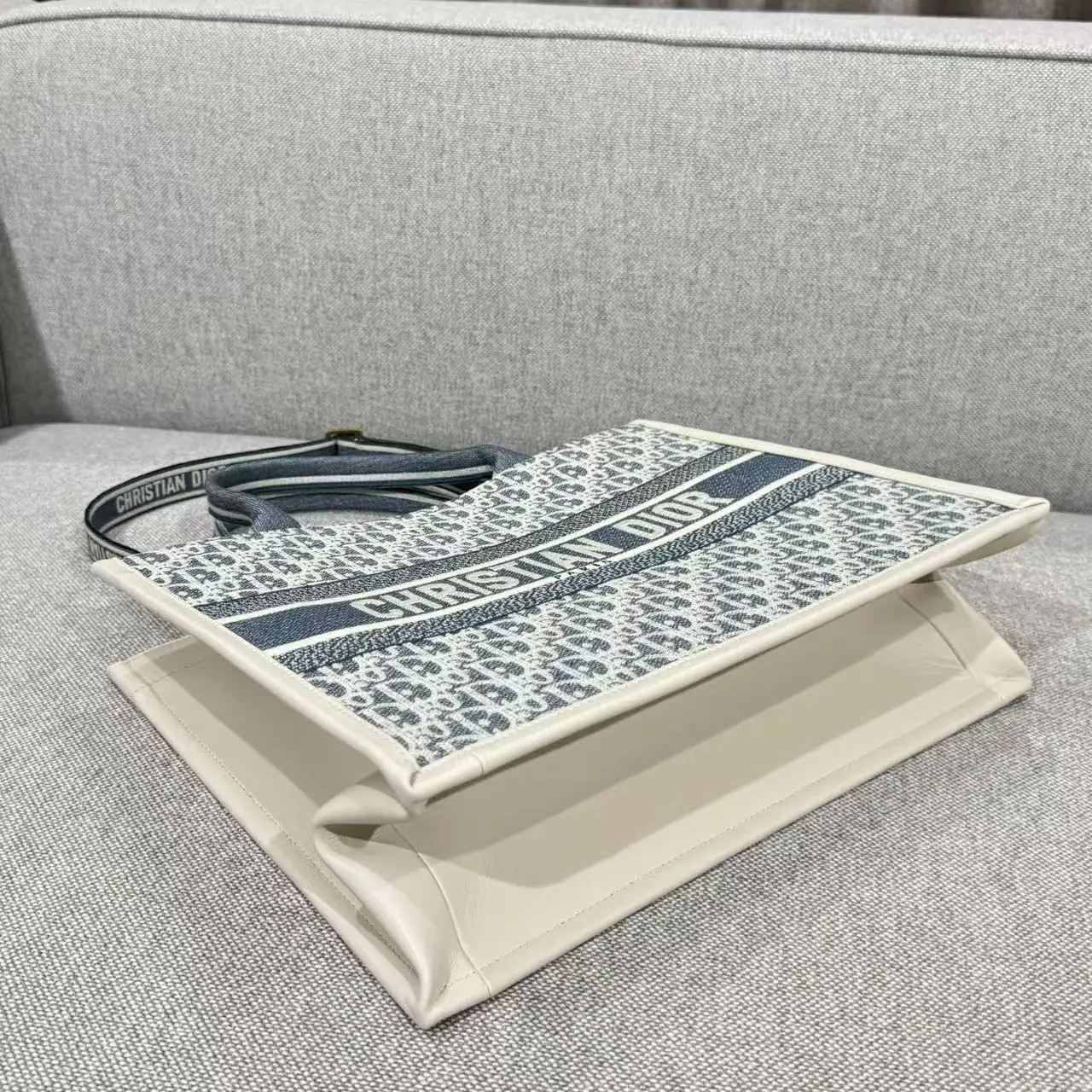 디올 츠바사 자수 송아지가죽 가방 상세 이미지 10