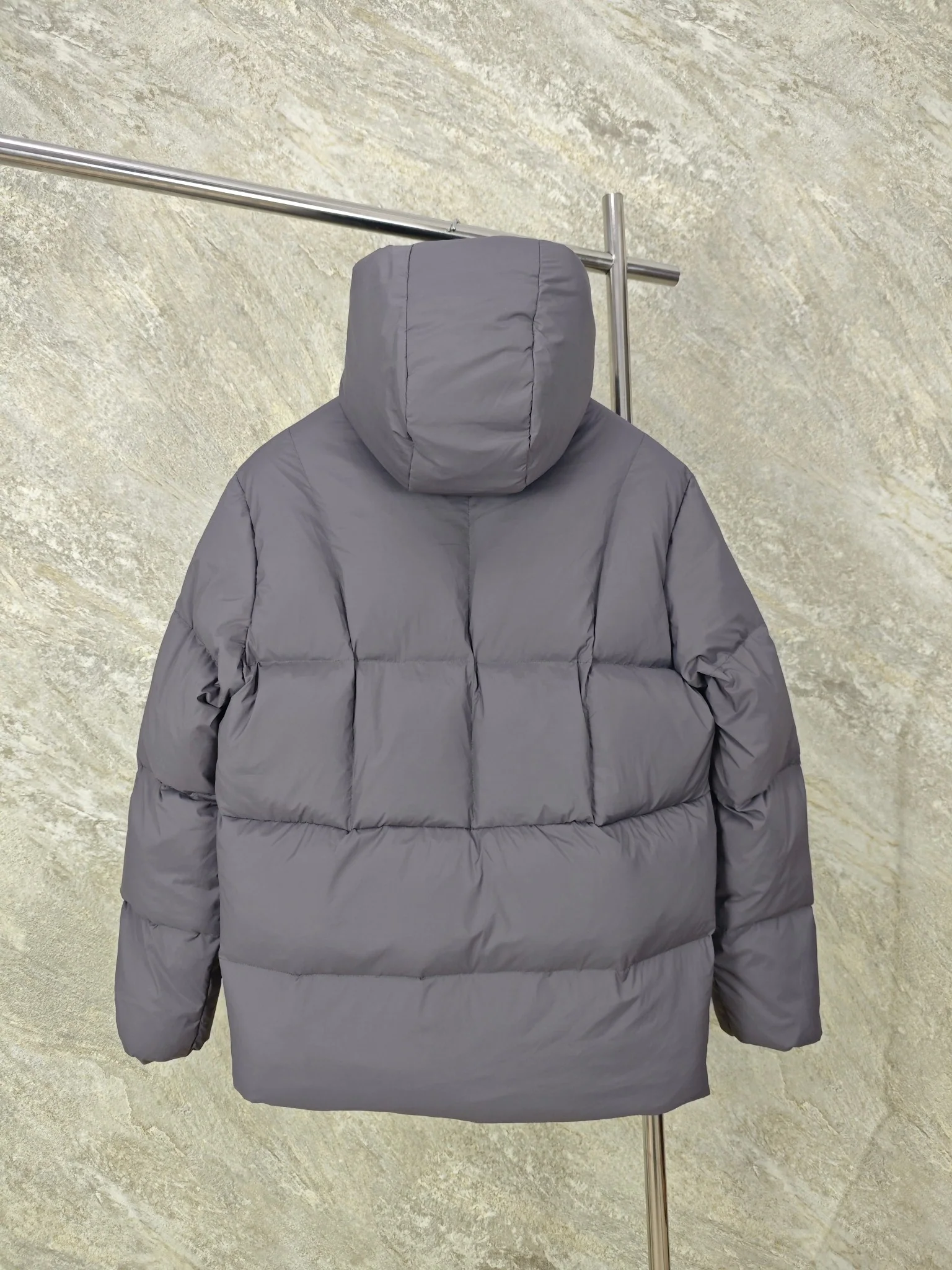 몽클레르 후세인 다크 로고 숏 다운 패딩 점퍼 25FW 상세 이미지 2