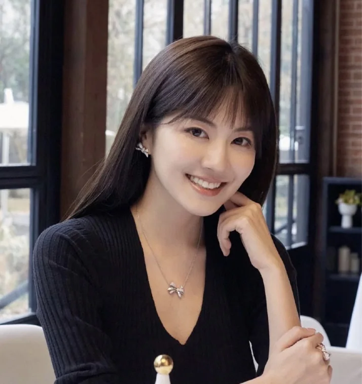 그라프 버터플라이 골드 목걸이 상세 이미지 1