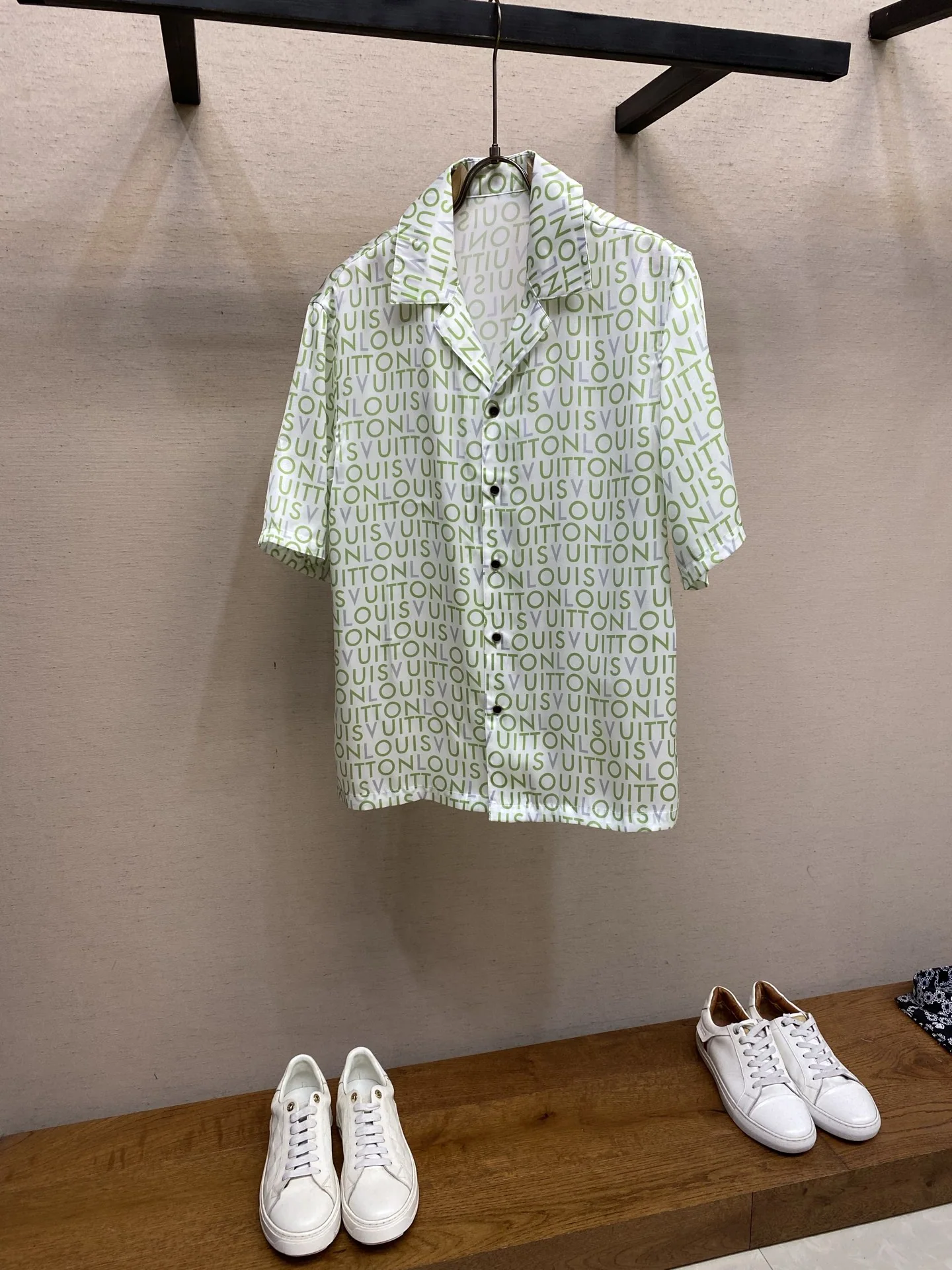 루이비통 로고 프린트 실크 반팔 셔츠 남녀공용 상세 이미지 1