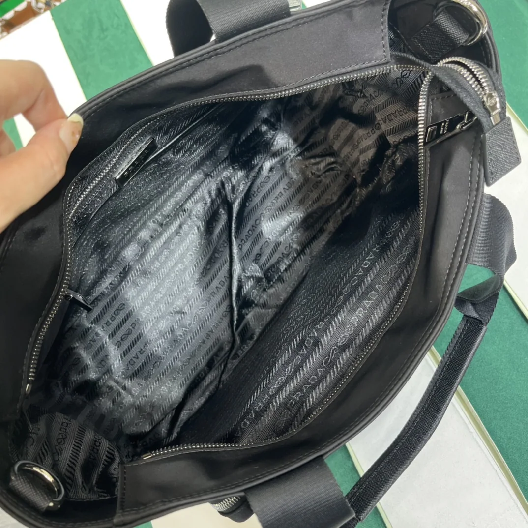 프라다 클래식 나일론 기저귀 가방 1BG102 상세 이미지 4