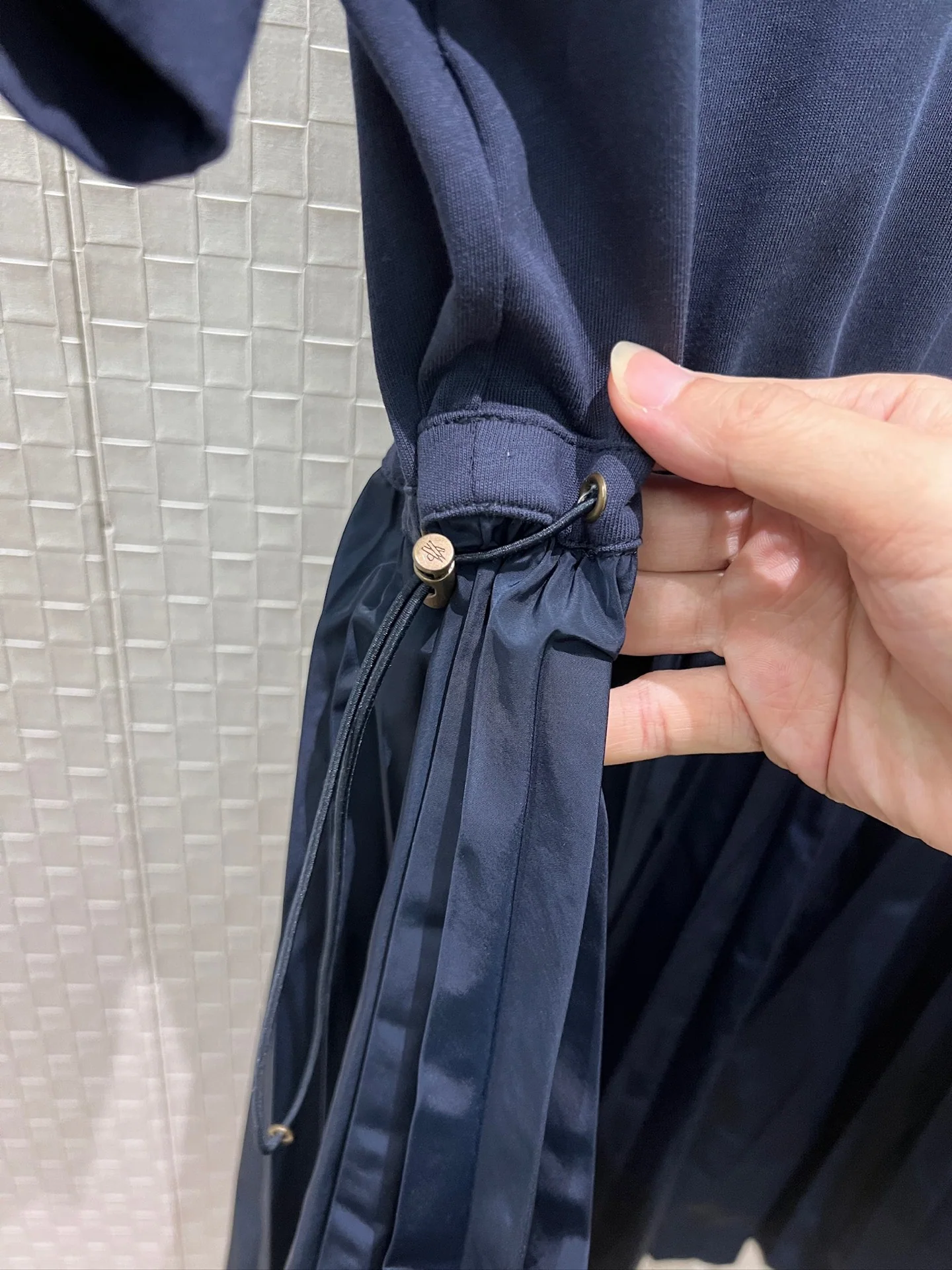 몽클레어 패치워크 드로스트링 허리 반소매 플리츠 원피스 상세 이미지 7