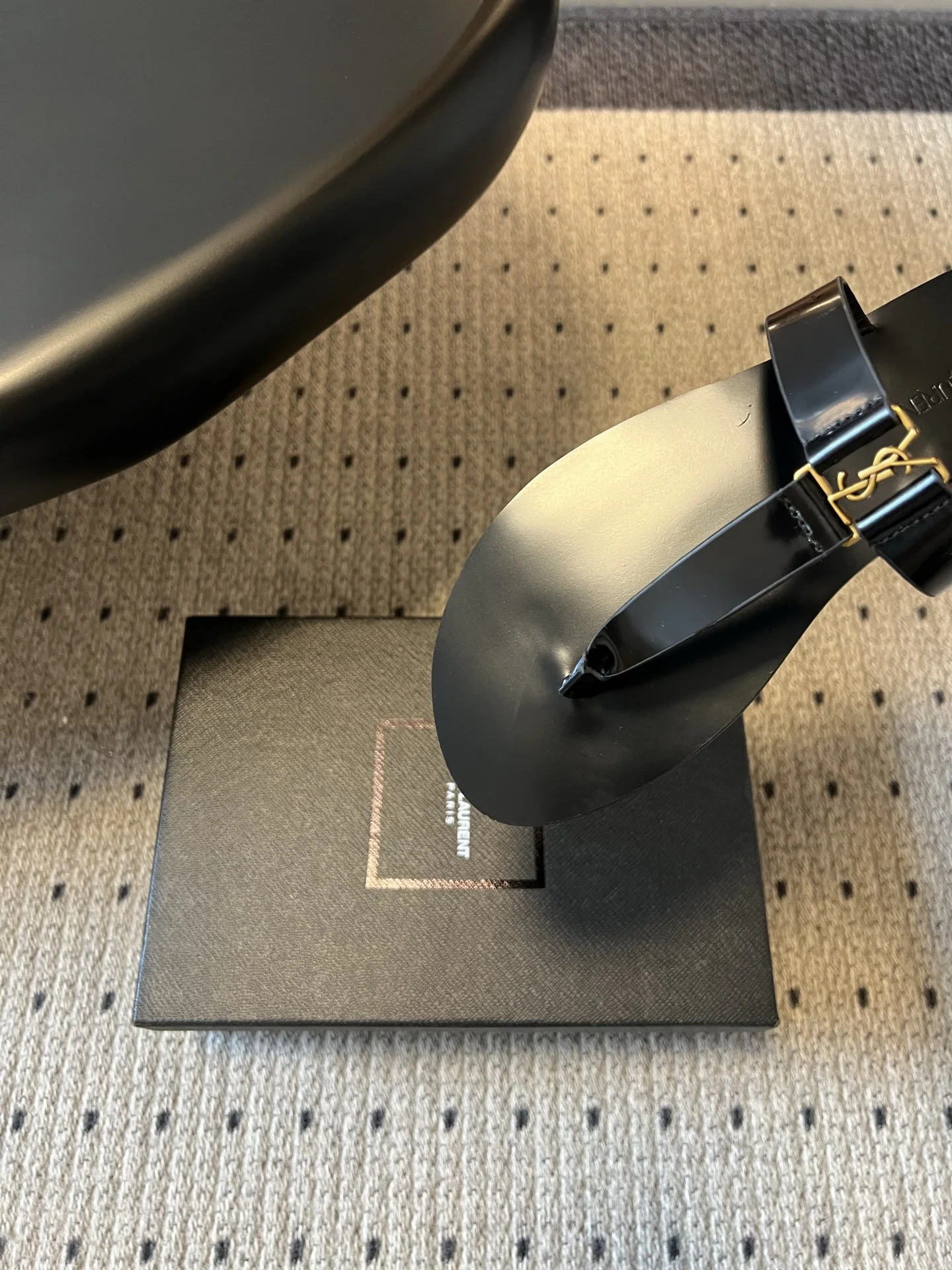 생로랑 YSL 메탈 로고 T 스트랩 플랫 샌들 상세 이미지 7