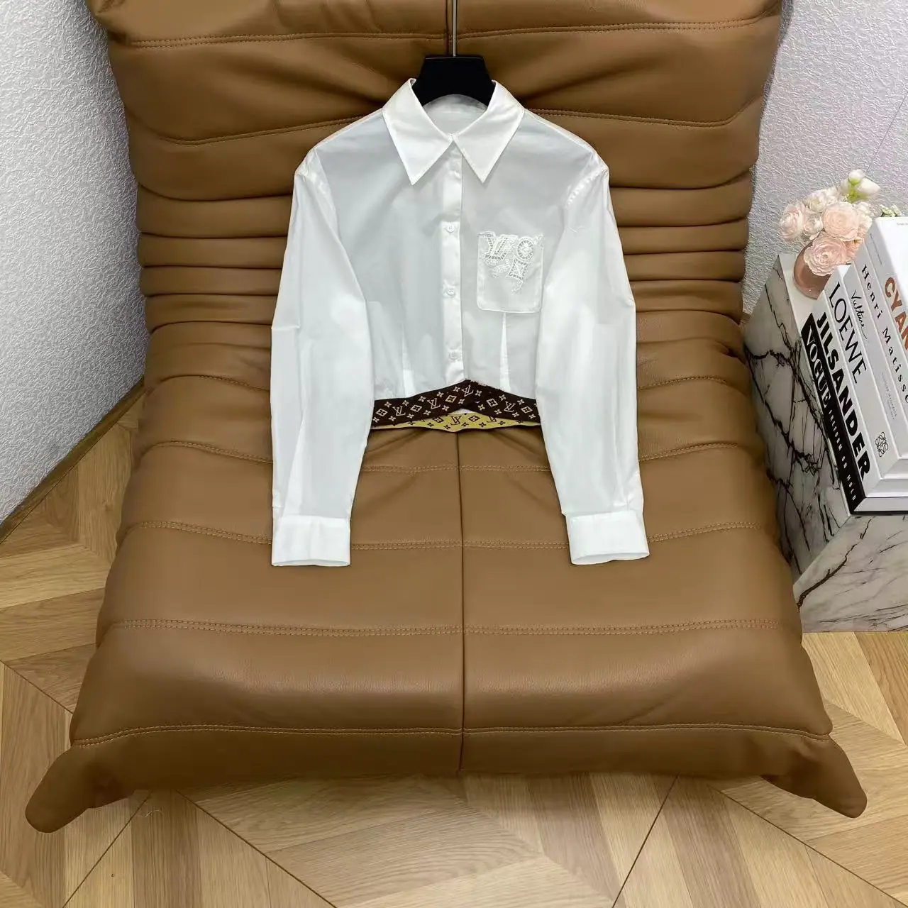 루이비통 모노그램 자수 크롭트 반소매 여성 셔츠 상세 이미지 4