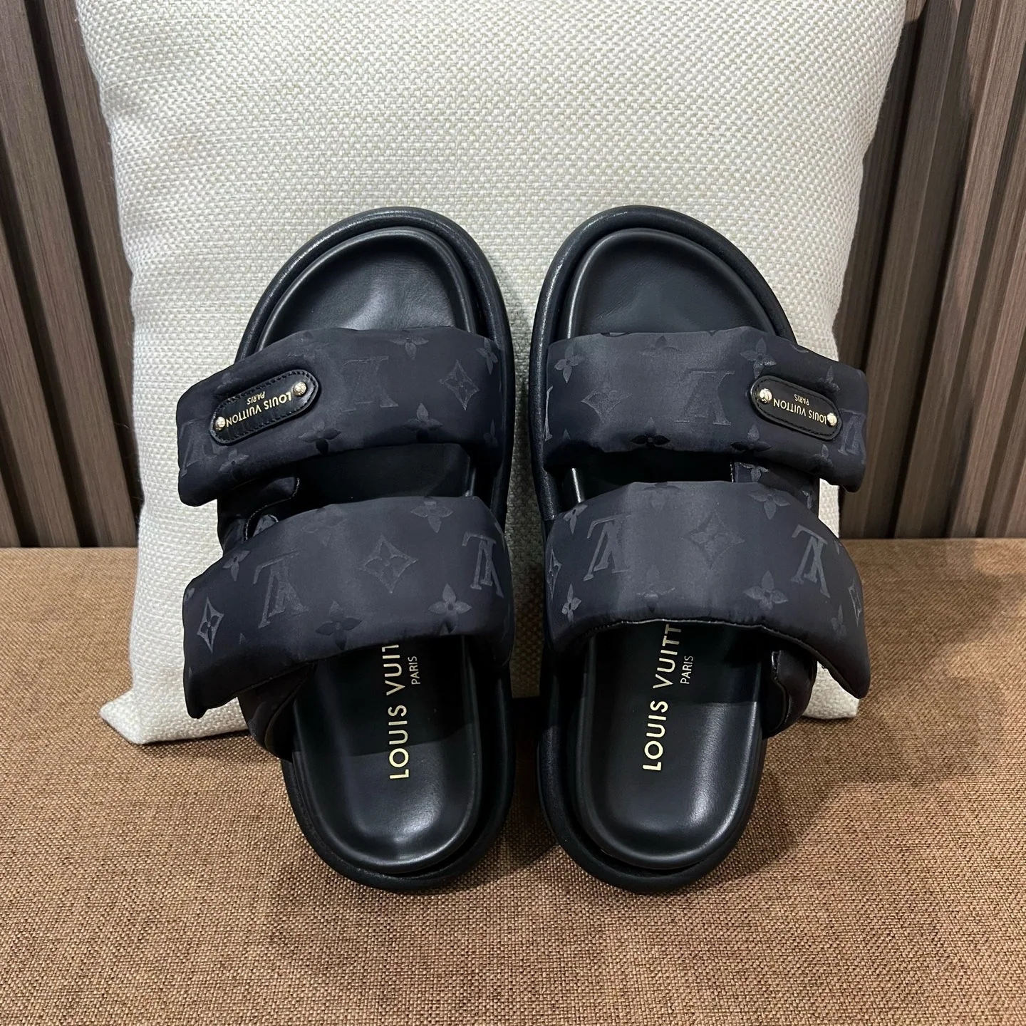 루이비통 샌들 라이크라 코튼 모노그램 엠보싱 187726
