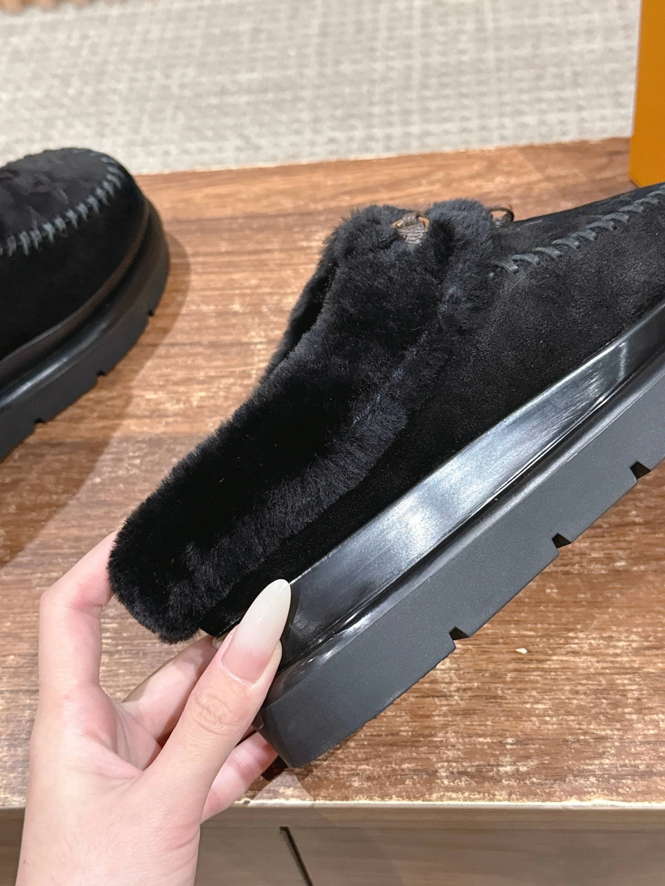 루이비통 모노그램 엠보싱 스웨이드 가죽 로퍼 상세 이미지 8